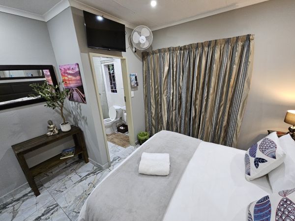 Sunset 3. Queen bed. Ensuite Bathroom.