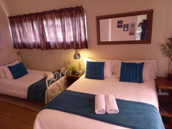 Sunset 8. Queen & Single Bed. En-suite Bathroom