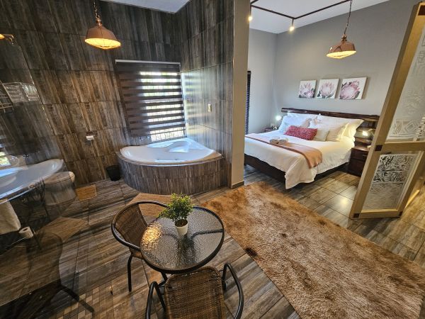 Sunset 9. Queen en-suite Bathroom. Bath & Shower